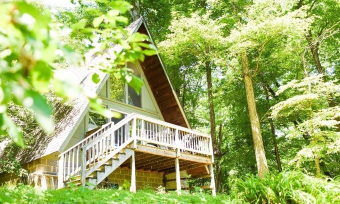 Colonial Beach Cabina | Cheery, Peaceful Water Front Cabin on Winery Grounds