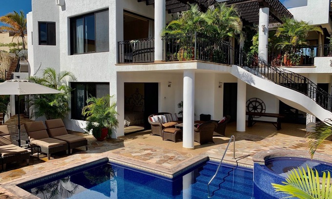 Pedregal Villa | Chef + Maid incluido, piscina privada climatizada, 2 minutos de la playa, críticas increíbles!