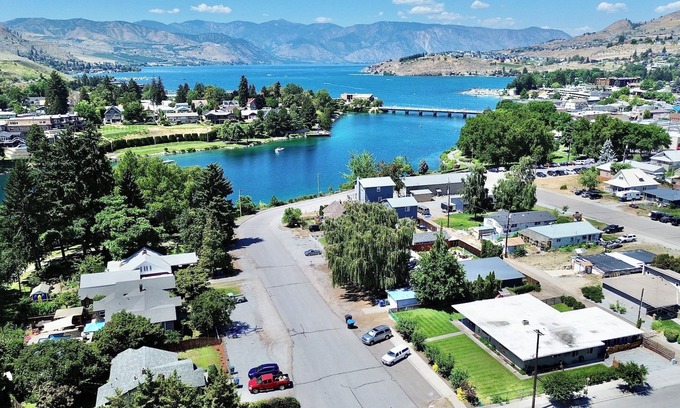 Chelan Casa | Casa familiar grande, paseo a pie a Chelan, bañera de hidromasaje, cerca del parque / lago