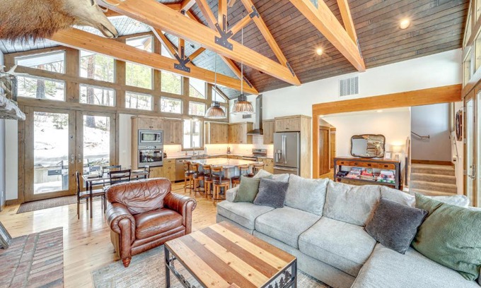 Pateros Casa | Chelan Mountain Retreat Chalet with Fire Pit!