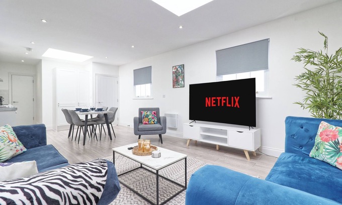 Chelmsford Casa | Chelmsford City Centre Stylish 2 Bedroom Duplex + Parking, Wi-fi & Netflix