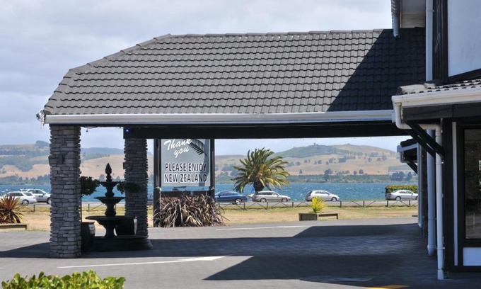 Two Mile Bay Hotel | Chelmswood Motel Taupo