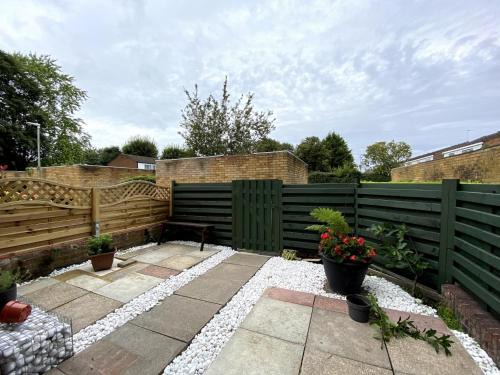 Dunstable Casa | Chelsea House-Huku Kwetu Dunstable-3 Bedroom House-Garden-Free Wifi-Private parking-16km from London Luton airport-close to Woburn Abbey