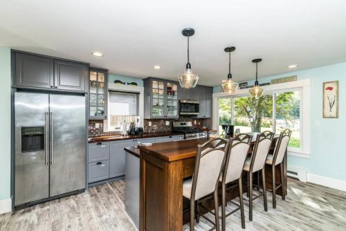 Lyndon Township Casa | Chelsea Lake House, Game Room, & Pontoon-rental