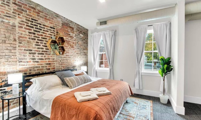Ypsilanti Apartamento | Chelsea Place: Premier Modern Downtown 2BR Loft