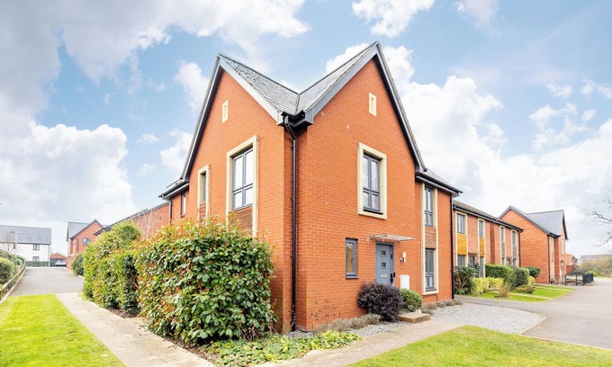 Cheltenham Casa | Cheltenham Gold Cup Stay – Two Parking Spaces & EV Charger!
