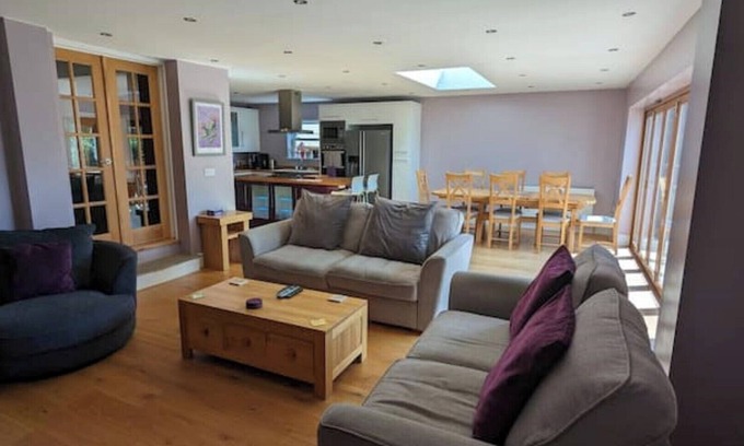 Cheltenham Casa | Cheltenham Stylish Large House With bar & hot tub