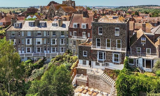 Rye Casa | Chequer - a holiday let that sleeps 14 guests in 7 bedrooms