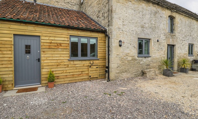 Biddestone Cabaña | CHEQUERS BARN, pet friendly, character holiday cottage in Corsham