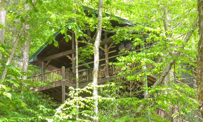 Topton Cabina | Cherokee Lodge-Pet Friendly, Luxury Log Cabin Rental, Hot Tub, 2 Fireplaces, Fishing- Nantahala NC.