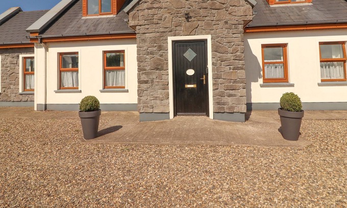 Quilty Cabaña | CHERRY BLOSSOM COTTAGE, family friendly in Quilty, County Clare