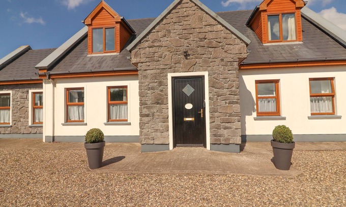 Mullagh Cabaña | CHERRY BLOSSOM COTTAGE, family friendly in Quilty, County Clare