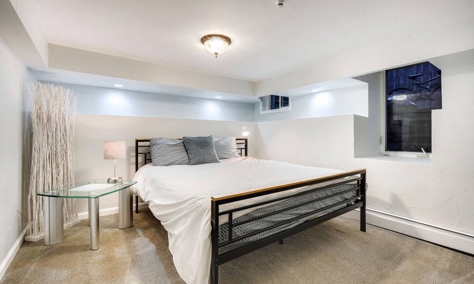 Cherry Creek Apartamento | Cherry Creek North - Walkable! Discount cleaning fee!!! Basement level apartment