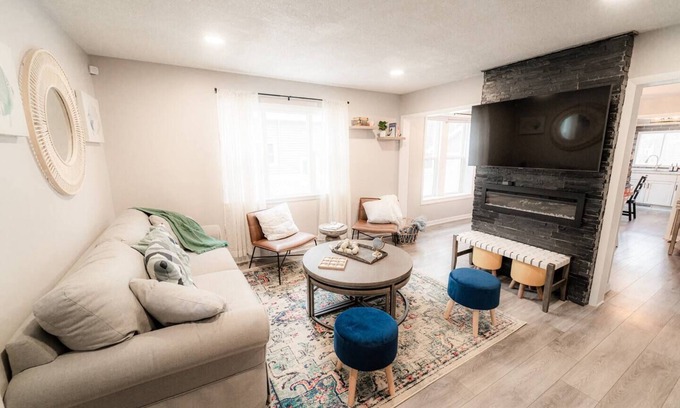 South Haven Casa | Cherry Door Cottage -Enclosed Backyard, Walk Downtown, Hot Tub!