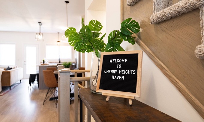 Beamsville Casa | Cherry Heights Haven: Delightful Designer Townhome