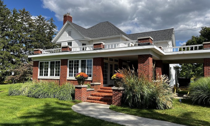 Coloma Otro | Cherry Hill Farm of Dreams - A wonderful home close to everything