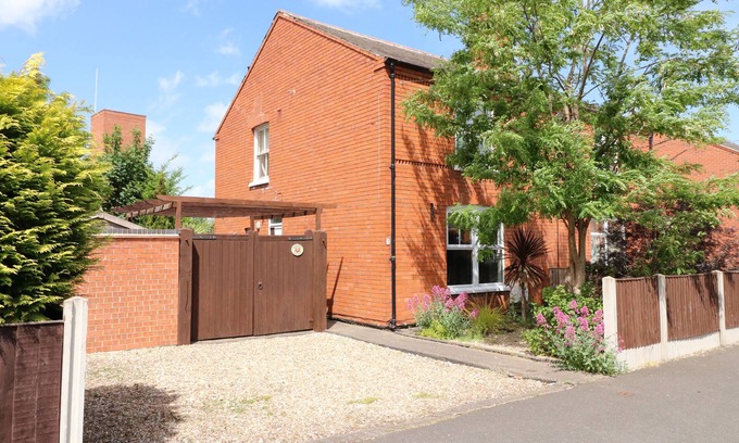 Newark Casa | CHERRY LODGE, pet friendly, with a garden in Newark-On-Trent