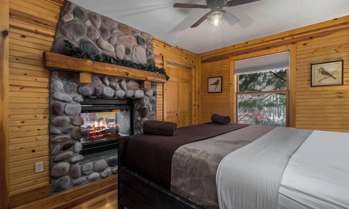 New Plymouth Cabina | Cherry Ridge Retreat Waters Edge - Hocking Hills Luxury Cabin with hot tub and fire place