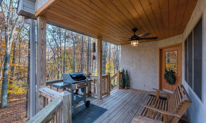 New Plymouth Cabina | Cherry Ridge Retreat Luxury Cabin Whispering Pines, w/ hot tub and private pond!