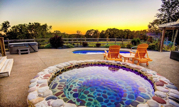 New Plymouth Cabina | Cherry Ridge Retreat -The Observatory Romantic Pool Cabin with hot tub and cold plunge!