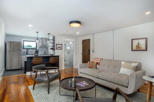 Black Mountain Apartamento | Cherry Street Loft (A) Pet-Friendly & In the Heart of Downtown Black Mtn!