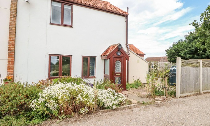 Runham Cabaña | CHERRY TREE COTTAGE, family friendly, with a garden in Filby