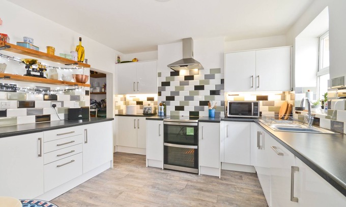 East Cowes Cabaña | Cherry Tree Cottage, Cottage close to amenities