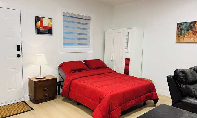 Surrey Newton Casa | Cherry Tree Studio. Attached kitchen,bath,laundry. Quiet. Convenient.
