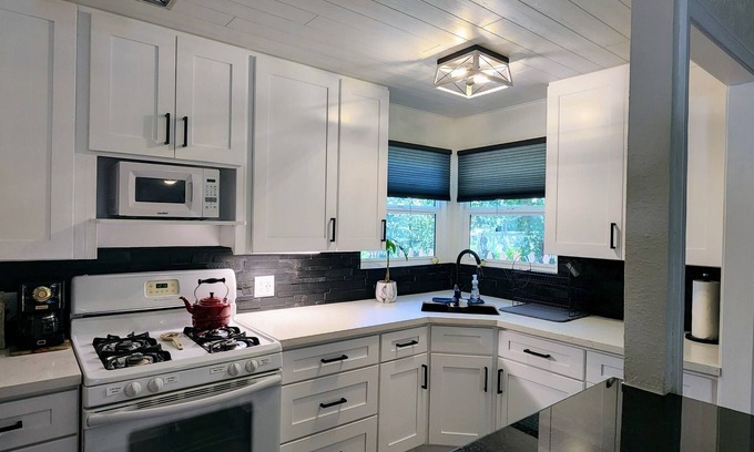 Cherry Valley Cabaña | Cherry Valley Studio Guest Cottage