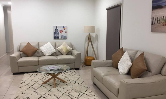 Mildura Casa | Cherry Villa 3: Luxurious 3BR Inner City Townhouse. Free WIFI.