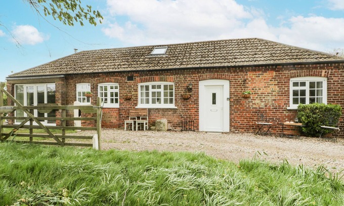 Staxton Cabaña | CHESTNUT COTTAGE, pet friendly, country holiday cottage in Filey