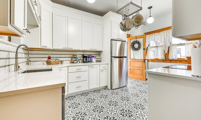 Atlantic Cabaña | 'chestnut Hill' Vintage Farmhouse w/ Deck & Yard