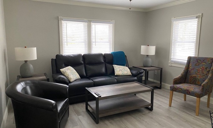 Litchfield Casa | Chestnut House; Litchfield, IL; Pets Welcome