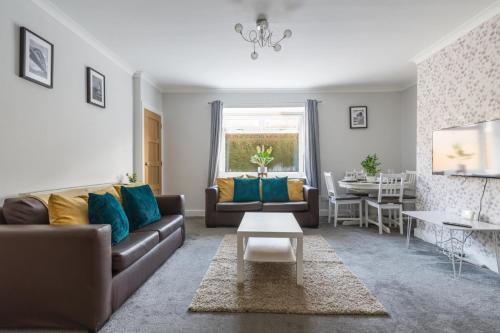 Ashington Casa | Chestnut House - Sleeps 4 - Pet friendly -Parking