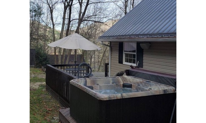 Mountain City Casa | Chestnut Retreat in Mtn City/2 Bdrm, 2 BA, Hot Tub, Game Room, Fire Pit