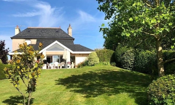 Henvic Casa | Chez Béatrice et Laurent Maison Lumineuse Avec un Grand Jardin au Calme