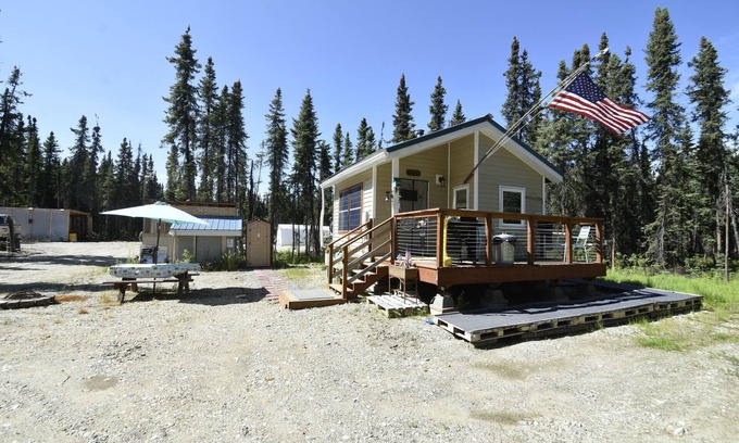 Harding-Birch Lakes Cabina | Chez Benz Cabin near Harding Lake State Recreation Area.
