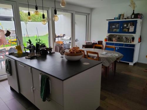 Courtepin Casa | Chez Elsa et Agou - chambre confortable chez l'habitant