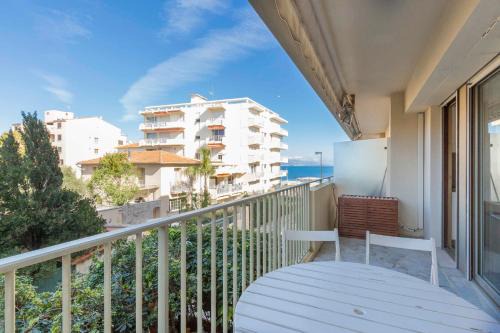 Cap-d'Antibes Apartamento | Chez J-P - 100m beach 2-4pers terrace sea view pool garage