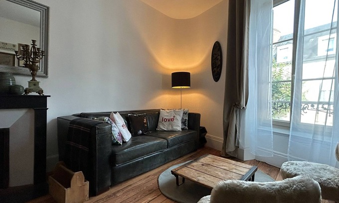 Cosne-Cours-sur-Loire Apartamento | Chez la Vieille Dame : Appart en Plein Centre Ville à 5 min de la Gare,