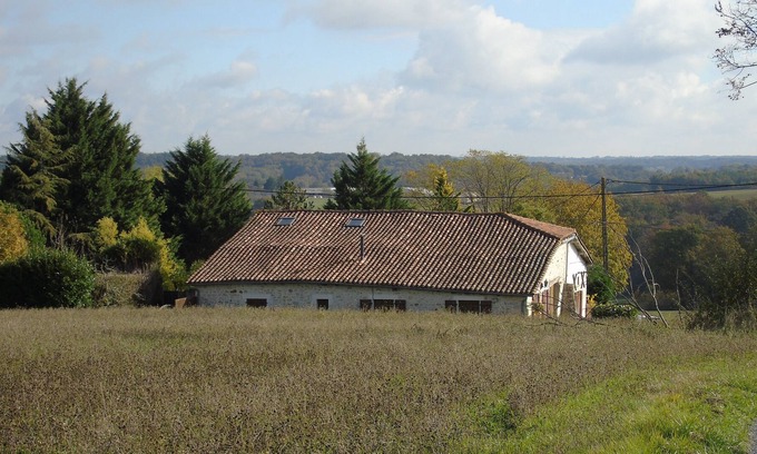 Varaignes Cabaña | Chez Marot es una casa rural muy luminosa y atmosférica de un dormitorio.