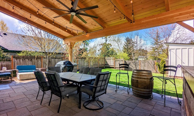 Newberg Casa | Chez Pinot Vino! A Great 3 bed/2.5 bath Family Home - Pet Friendly