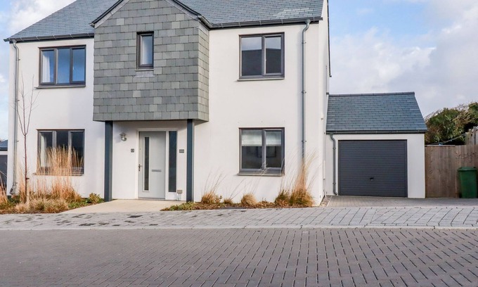 Crantock Cabaña | CHI GWYNN, pet friendly, luxury holiday cottage in Crantock