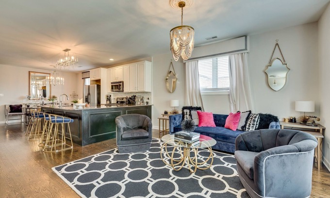 Tri-Taylor Apartamento | Chi-Town Chill - Get Anywhere in the City from This Perfectly Located Duplex by AllSet Turnover