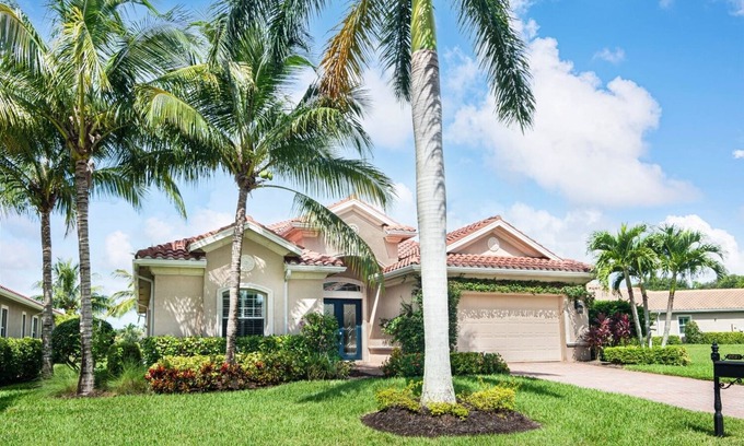 Naples Casa | CHIASSO COVE - Luxury Contemporary Styled Home in Fiddler's Creek