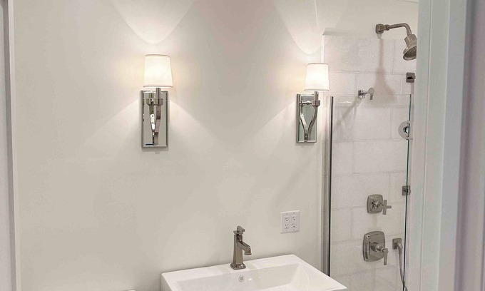 East Town Apartamento | Chic 1-bdrm Corporate Penthouse condo in historic hotel. Lake Michigan views
