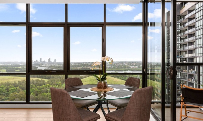 Wentworth Point Apartamento | Chic 1-Bed with Pool by River, Ferry & Amenities