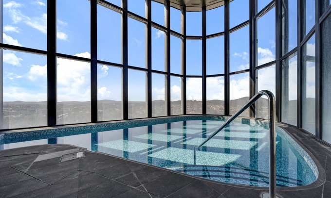 Belconnen Apartamento | Chic 1-Bed with Stunning Lake View & Indoor Pool