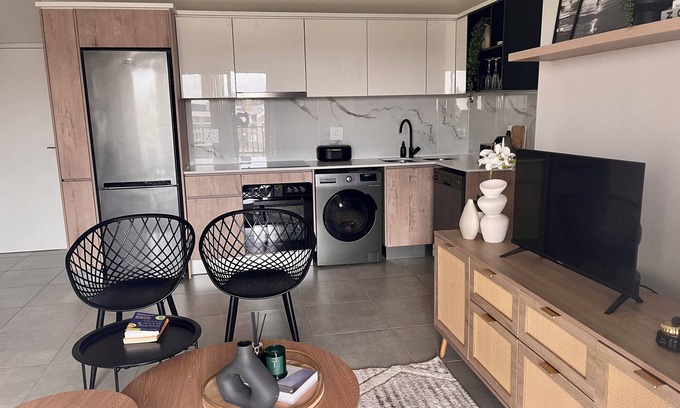 Greater Johannesburg Metropolitan Area Apartamento | Chic 1-bedroom apartment in welcoming Midrand with fitness room, WiFi