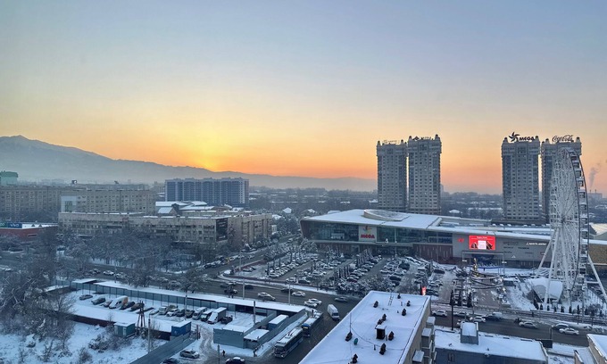 Almaty Apartamento | Chic 1-bedroom apartment with Mountain view, WiFi and AC